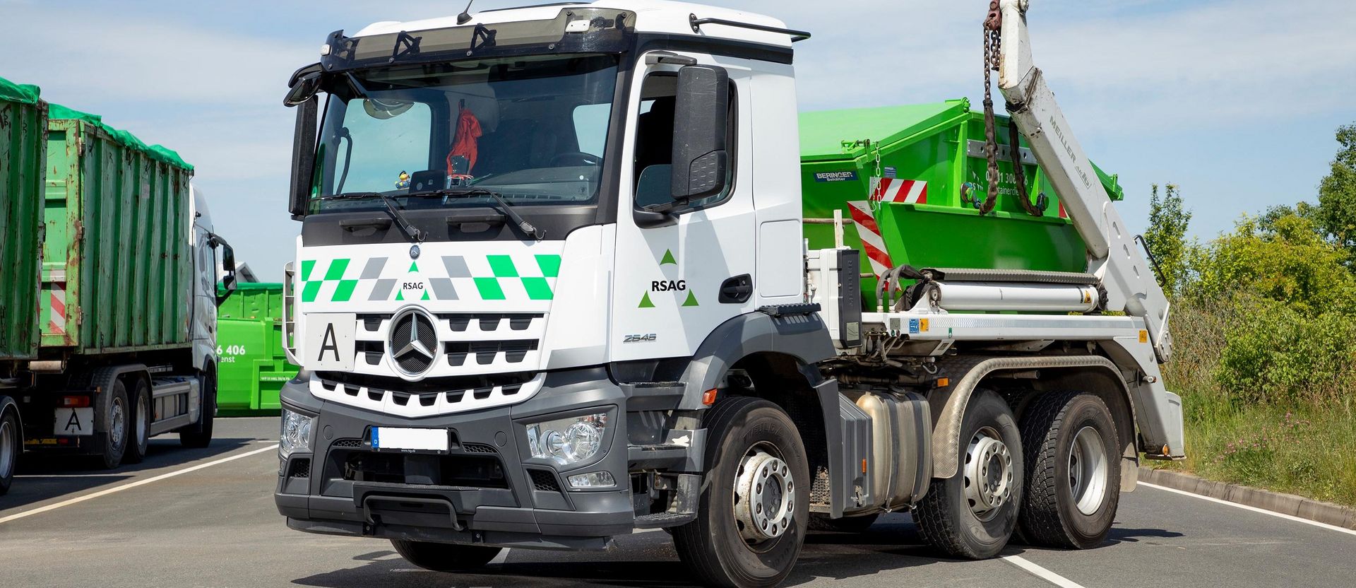 Anlieferung eines Absetzcontainers mit Deckel durch LKW